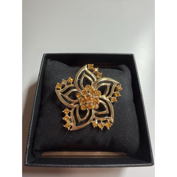 Jewelry - Vntage gold-tone floral brooch